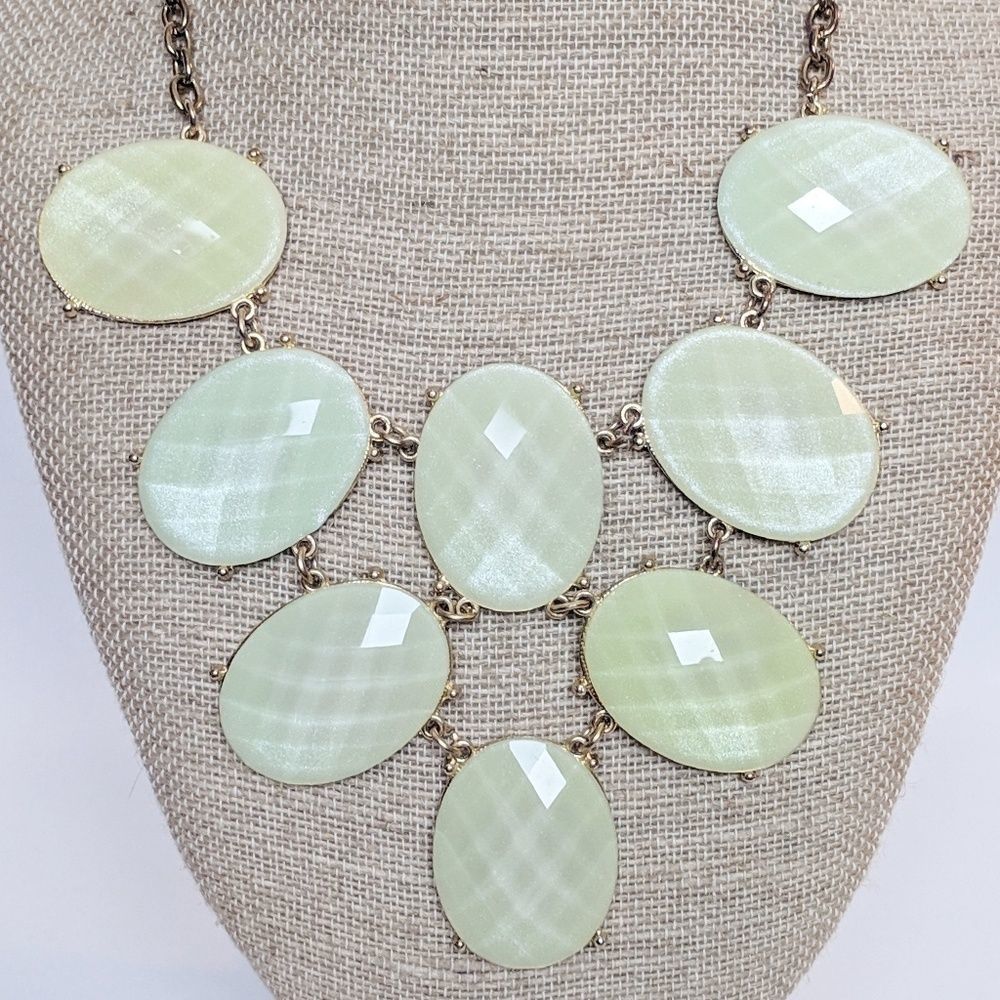 💥3 for $25💥 Light Green Statement Necklace
